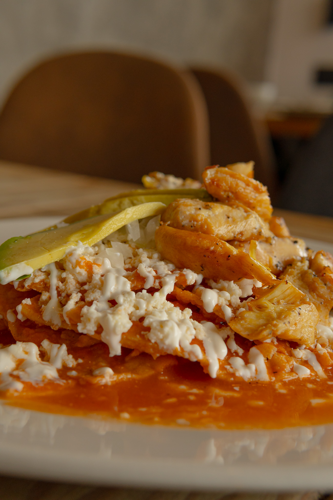 Chilaquiles rojos con pollo, queso y aguacate